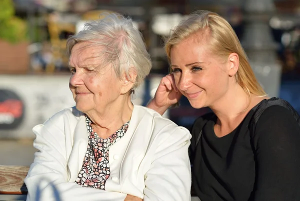 Großmutter und Enkelin posieren — Stockfoto