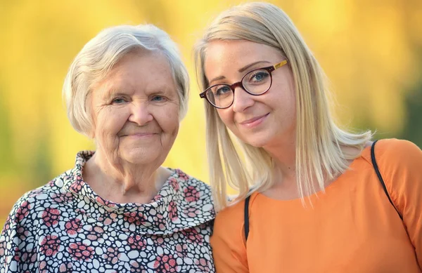 Oma en kleindochter poseren — Stockfoto