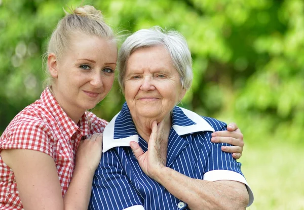 Großmutter und Enkelin posieren — Stockfoto