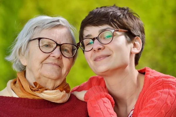 Babcia i wnuczka pozowanie — Zdjęcie stockowe