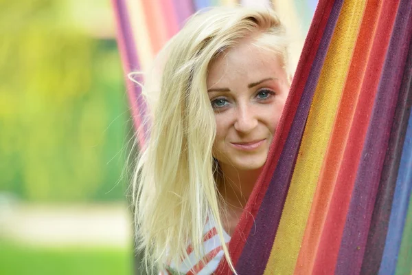 Blonde vrouw op hangmat — Stockfoto