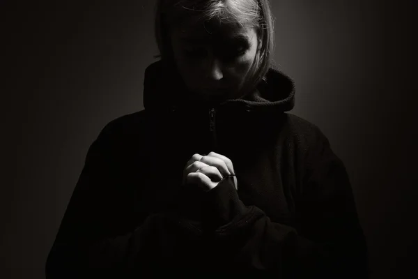 Silhouette einer betenden Frau — Stockfoto