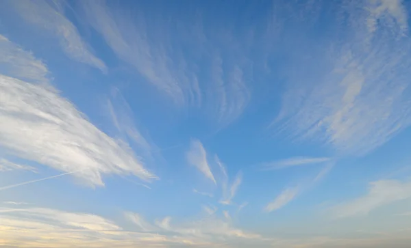 蓝多云的天空 — 图库照片