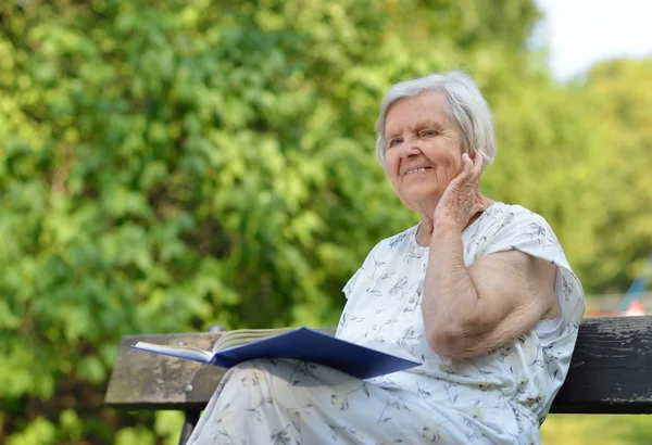 老年妇女看书 — 图库照片