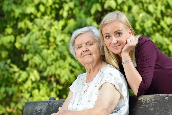 Babička a vnučka pózuje — Stock fotografie