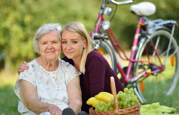 Abuela y nieta en el picnic — Foto de Stock