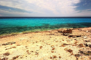 Turkuaz Denizi güzel kayalık sahil. Mayorka.