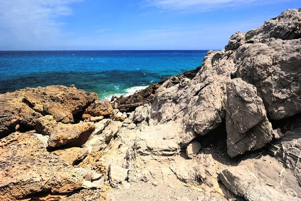 Beautiful rocky coast with turquoise sea. — Stock Photo, Image