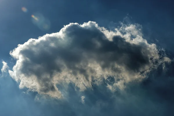 Nuage à la lumière dramatique . Images De Stock Libres De Droits