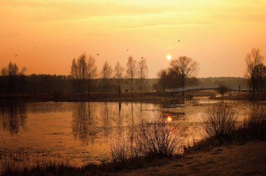 günbatımı Nehri üzerinde.