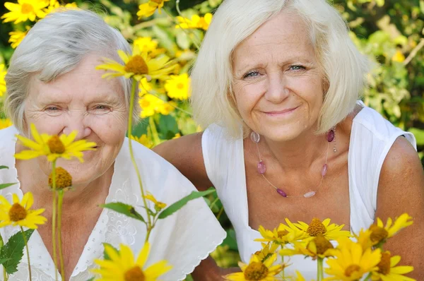 Mujeres mayores y maduras en el jardín —  Fotos de Stock