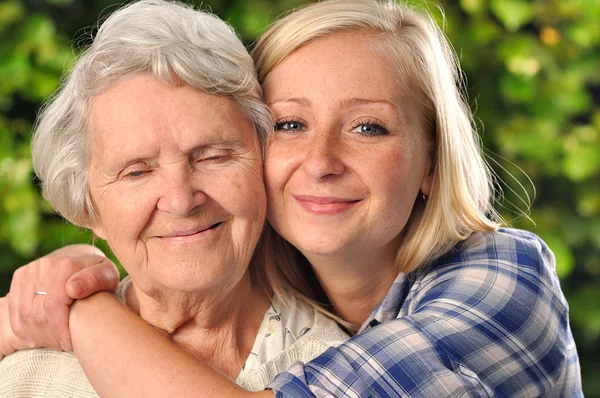 Großmutter und Enkelin. — Stockfoto