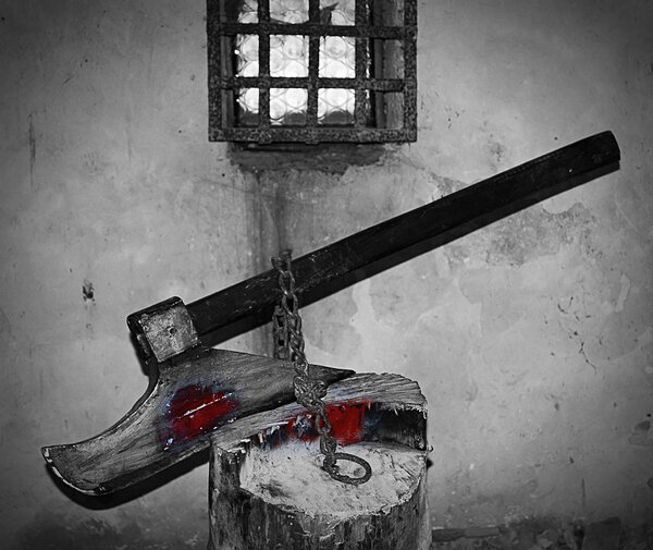 Топор в комнате смерти
