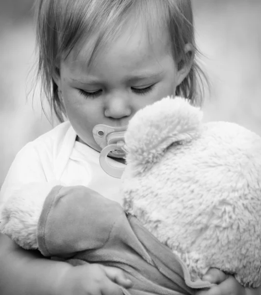 Cute baby hugging teddy bear — Stock Photo, Image