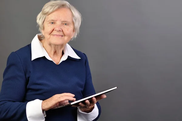 Dijital tabletli yaşlı kadın. — Stok fotoğraf