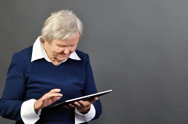 Старшая женщина с цифровым планшетом — стоковое фото