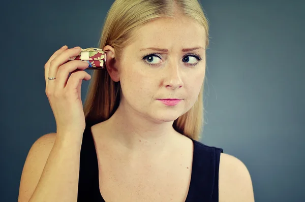 Jonge vrouw met cadeau. — Stockfoto