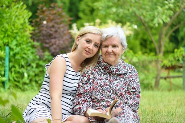 Бабушка и внучка в саду — стоковое фото