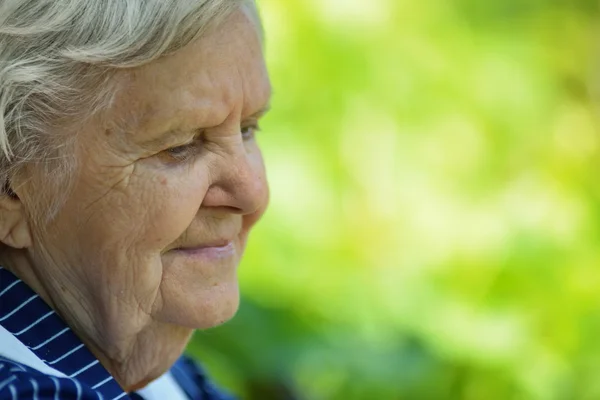 Nachdenkliche Seniorin. — Stockfoto