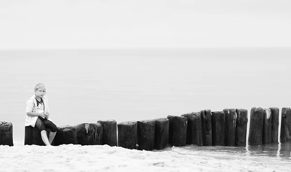 Sad little girl on the beach — Stock Photo, Image