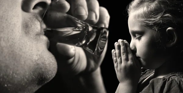 Дитина молиться, щоб батько перестав пити — стокове фото