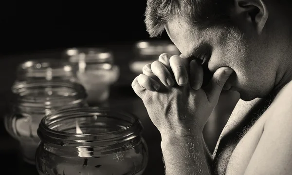 Rezando homem com velas — Fotografia de Stock