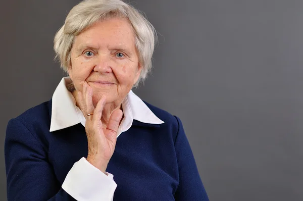 Старшая женщина с седыми волосами — стоковое фото