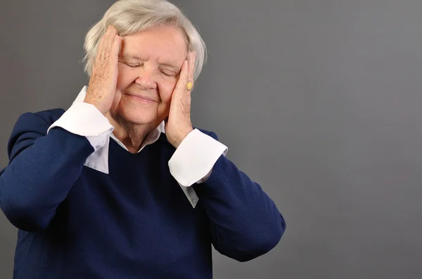 Äldre kvinna med grå hårstrån — Stockfoto