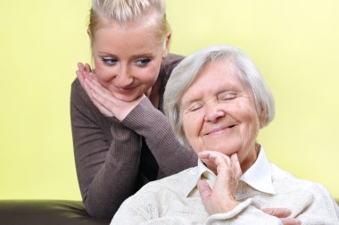 Onun caregiver ile kadın kıdemli. Mutlu ve gülümseyerek.