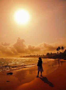 Картина, постер, плакат, фотообои "женщина на пляже на закате
.", артикул 57985643