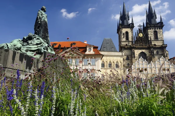 Old town square in Prague. Tyn Cathedral and monument of Jan Hus. Czech Republic — Stock Photo, Image