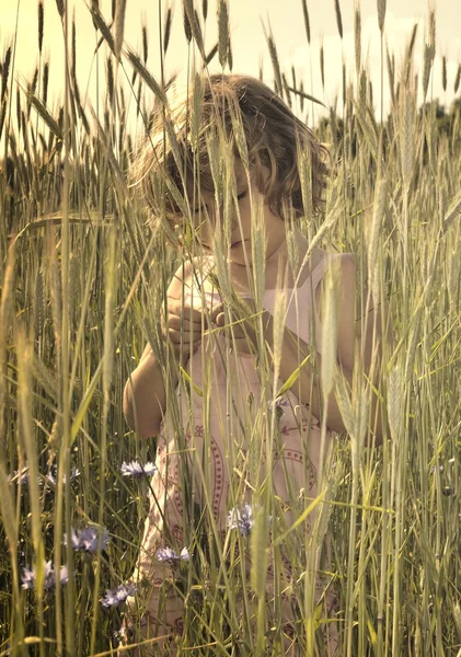 Junges Mädchen in einem Getreidefeld. — Stockfoto