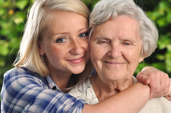 Mormor och barnbarn. — Stockfoto