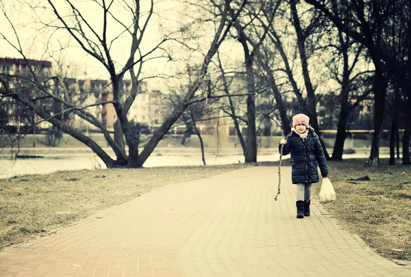 Young girl walking — Stock Photo, Image