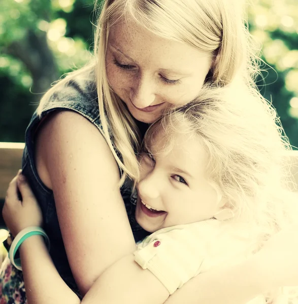 Mother and daughter smiling — Stock Photo, Image