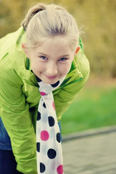 Bambina in giacca verde . — Foto Stock