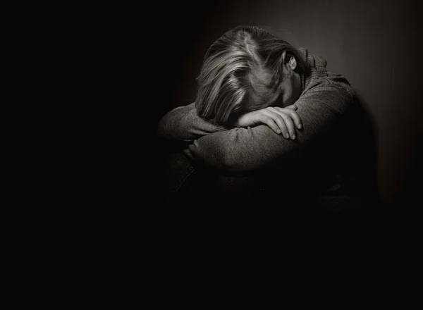 Donna triste seduta — Foto Stock