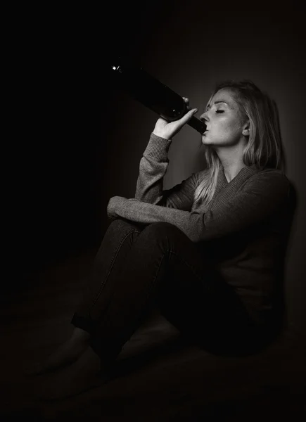 Donna che beve vino — Foto Stock