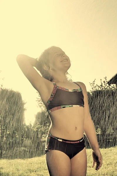 Chica jugando en arroyos de agua . — Foto de Stock