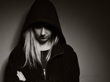 Asi genç bir hoodie.