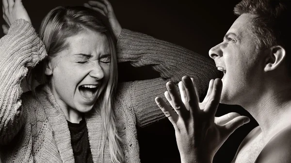 Hombre desesperado, gritando y furioso . — Foto de Stock