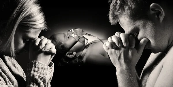 Ebeveynler ağır hasta kızı sağlığı için dua.