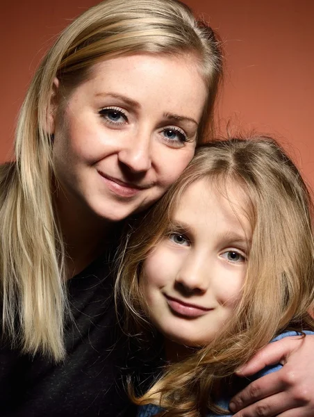 Joven madre con hija . — Foto de Stock