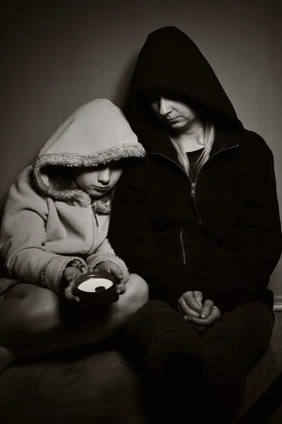 Obdachlose Mutter mit ihrer Tochter. Arme Familie. — Stockfoto