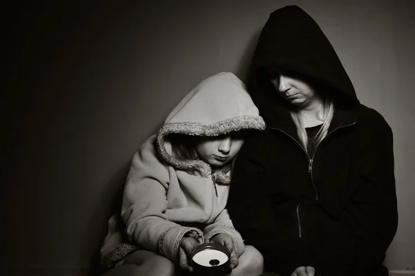 Evsiz anne kızıyla birlikte. Fakir aile.