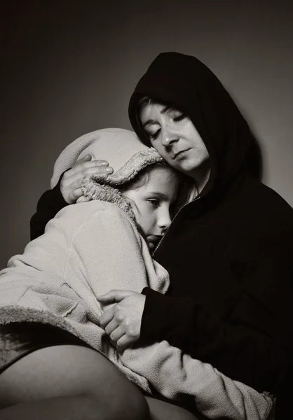 Evsiz anne kızıyla birlikte. Fakir aile.