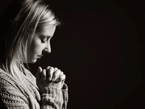 Biddende vrouw. — Stockfoto