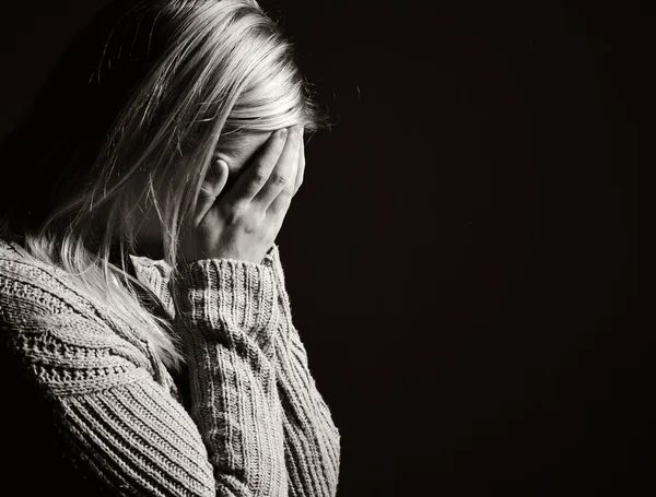 Biddende vrouw. — Stockfoto