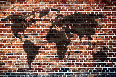 Dünya Haritası üzerinde tuğla duvar.