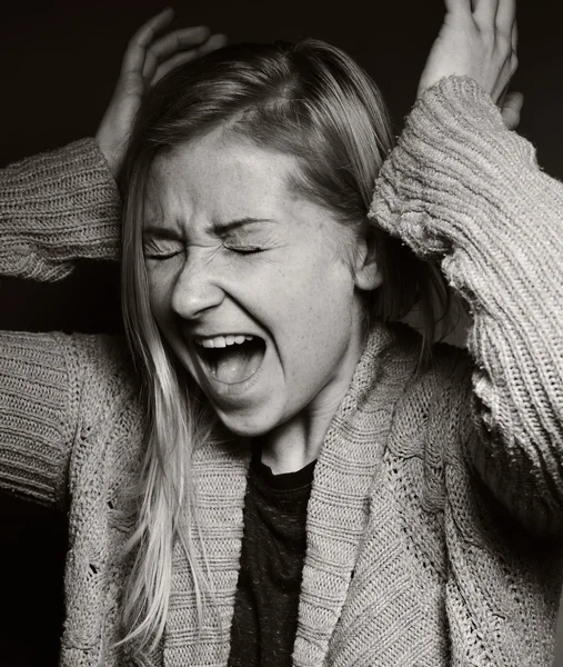 Jonge schreeuwende vrouw. — Stockfoto